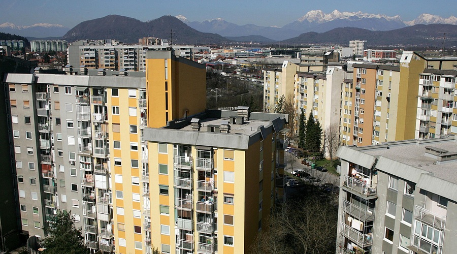 Kaos na ljubljanskem nepremičninskem trgu: da bi dobili neprofitno stanovanje, se lažejo, da imajo bolne otroke (foto: Tina Kosec/Bobo)
