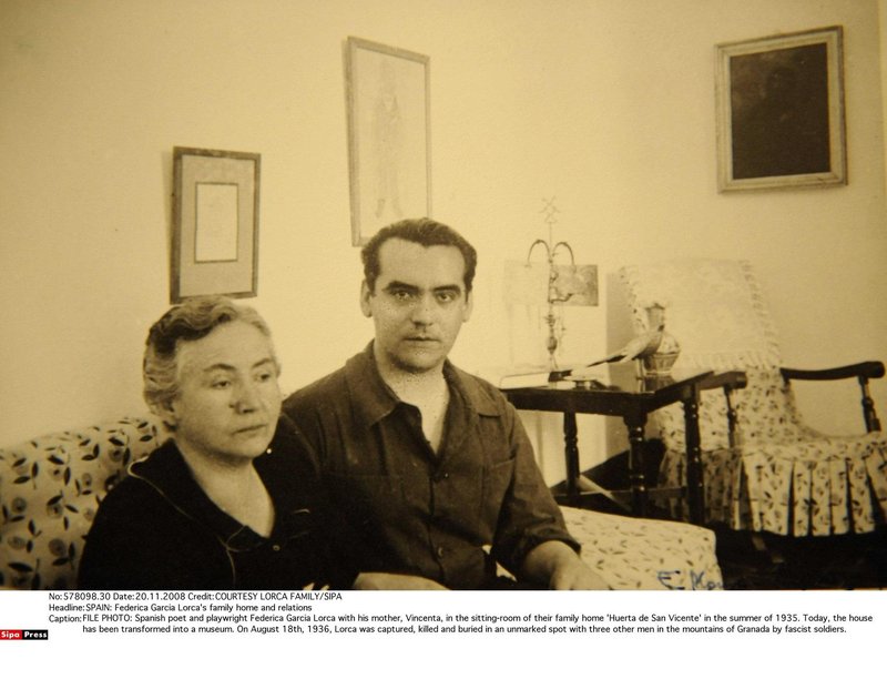 Lorca z mamo Vincento v Huerti leto dni pred njegovo smrtjo.