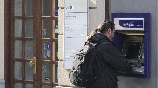 Saj ni res, pa je: Slovenec na bankomatu pozabil kar 1.500 evrov (foto: Bor Slana/Bobo)