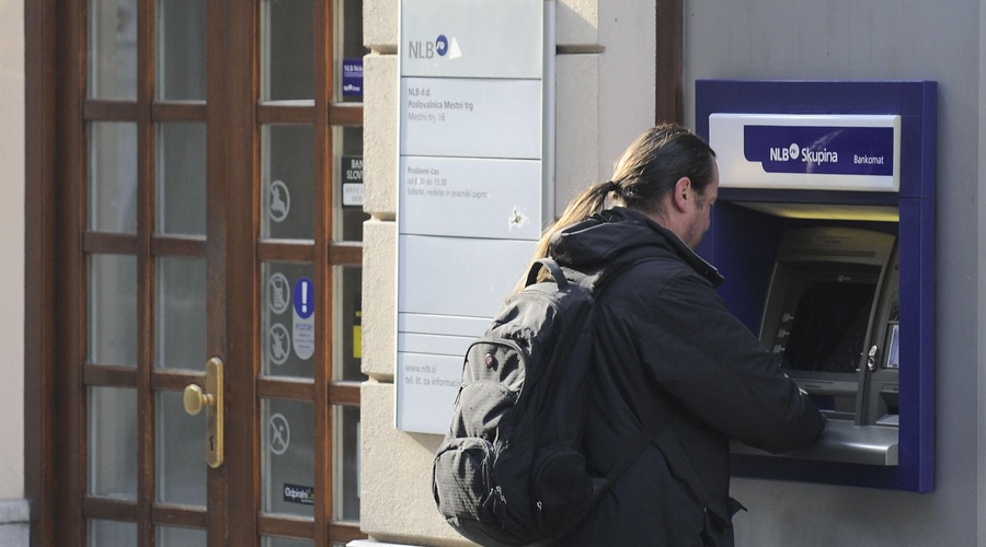 Saj ni res, pa je: Slovenec na bankomatu pozabil kar 1.500 evrov (foto: Bor Slana/Bobo)