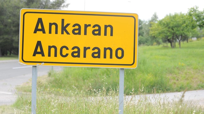 Do konca zmedeni tujci ne razumejo slovenskih znakov in omejitev hitrosti: "Na koncu pa te še oglobijo!" (foto: Bobo)