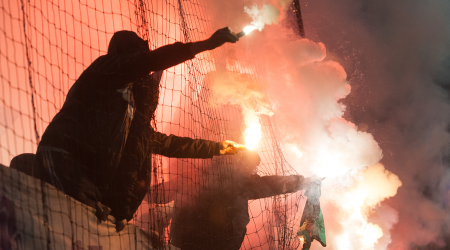 Razgrajanje nogometnih navijačev tako Olimpiji kot Mariboru prislužilo več tisoč evroc denarne kazni (foto: Milos Vujinovic/Bobo)