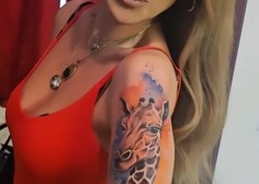 Znana slovenska voditeljica presenetila z zanimivo tetovažo (skriva globok pomen)