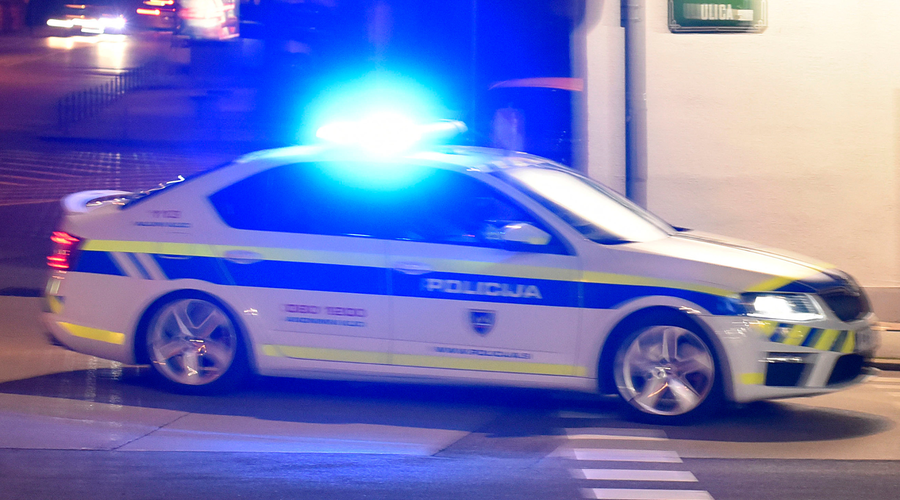 Akcija v Novem mestu: 37-letnik vlomil v trgovino, pridržali so ga občani (foto: Žiga Živulovič jr./Bobo)