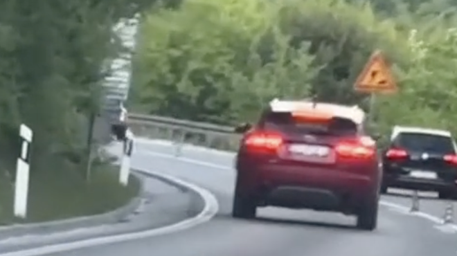 Šokantna vožnja pri sosedih: objestni voznik prehiteval na grozljiv način in za las ušel tragediji (VIDEO) (foto: TikTok/24sata/posnetek zaslona)