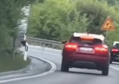 Šokantna vožnja pri sosedih: objestni voznik prehiteval na grozljiv način in za las ušel tragediji (VIDEO)