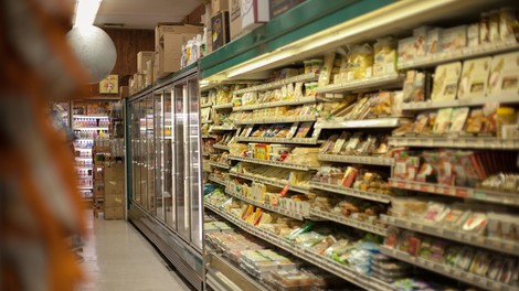 Zahrbtna "finta" trgovcev: metoda, zaradi katere porabite več, se skriva na čisto vsaki polici (in treba je vedeti, za kaj gre)