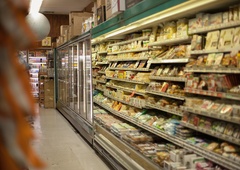 Zahrbtna "finta" trgovcev: metoda, zaradi katere porabite več, se skriva na čisto vsaki polici (in treba je vedeti, za kaj gre)