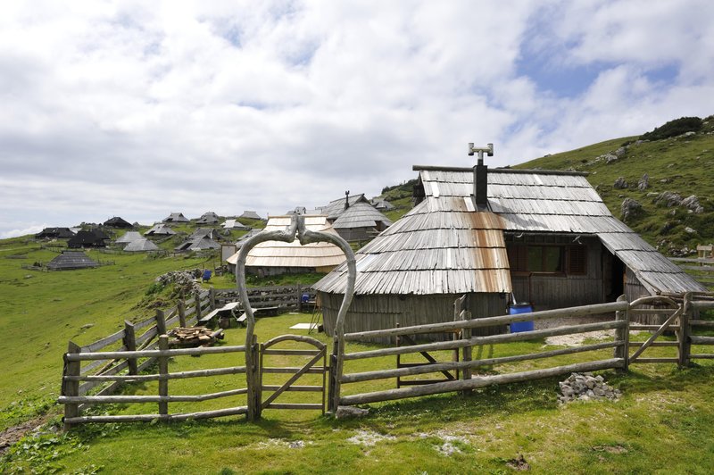 Velika planina je v Kamniško-Savinjskih Alpah na nadmorski višini okoli 1.500 metrov.