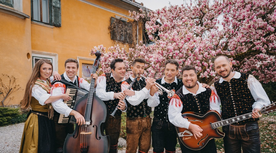 Ste že slišali novo pesem Ansambla Saša Avsenika? Prepevajo o ... malinah (foto: Rok Maver, RoxPro Production)