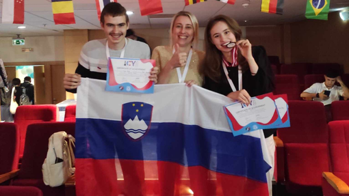 Mladi upi znanosti: slovenska najstnika v Turčiji navdušila z znanjem in prejela prestižni mednarodni nagradi