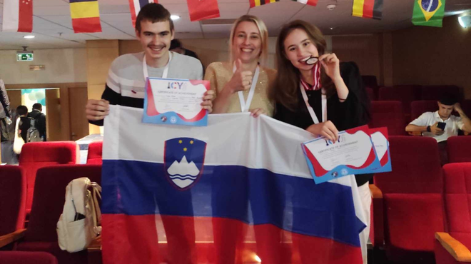 Mladi upi znanosti: slovenska najstnika v Turčiji navdušila z znanjem in prejela prestižni mednarodni nagradi (foto: Facebook/Zveza za tehnično kulturo Slovenije - ZOTKS)