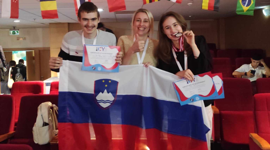 Mladi upi znanosti: slovenska najstnika v Turčiji navdušila z znanjem in prejela prestižni mednarodni nagradi (foto: Facebook/Zveza za tehnično kulturo Slovenije - ZOTKS)