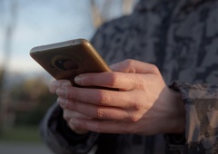 Ste že slišali za "iphonovski prst"? V tujini so prepričani, da dolgotrajna uporaba pametnega telefona poškoduje ...