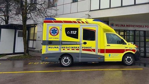 Huda prometna nesreča v Mariboru: 23-letnik se bori za življenje