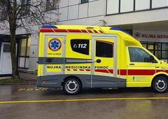 Huda prometna nesreča v Mariboru: 23-letnik se bori za življenje