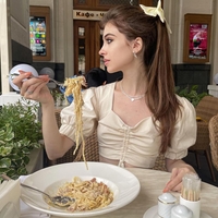 Ženska jé testenine