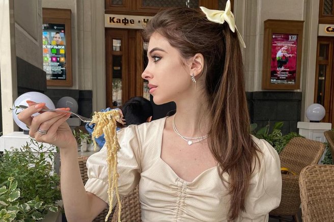 Ženska jé testenine