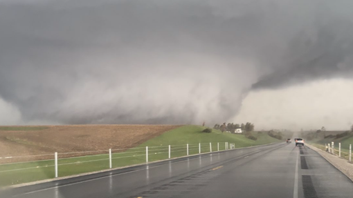Zmrazilo vas bo: to so posnetki tornadov, ki so v ZDA vzeli več kot 5 življenj