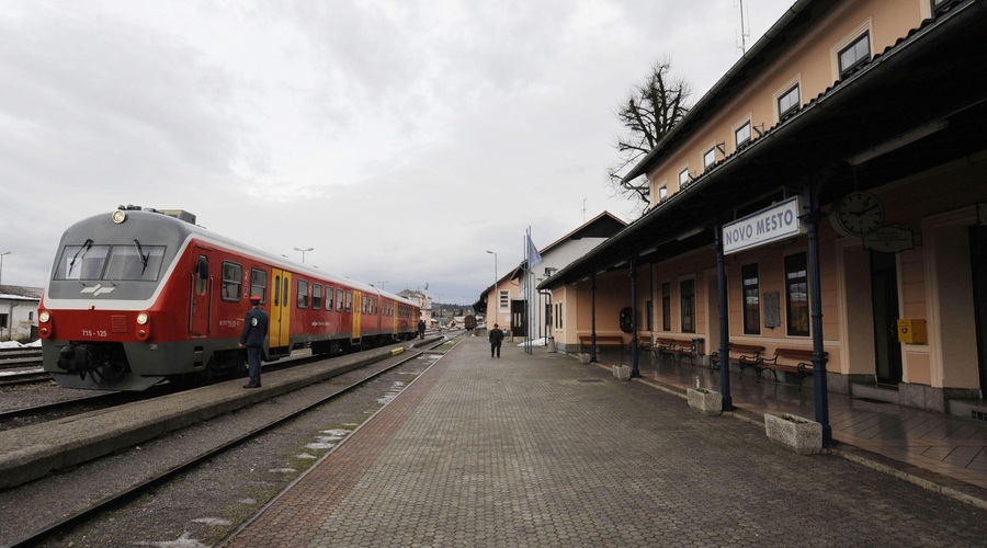 Incident na železniški postaji v Novem mestu: nasilneži grozili mladoletnikom in jih oropali (foto: Bobo)