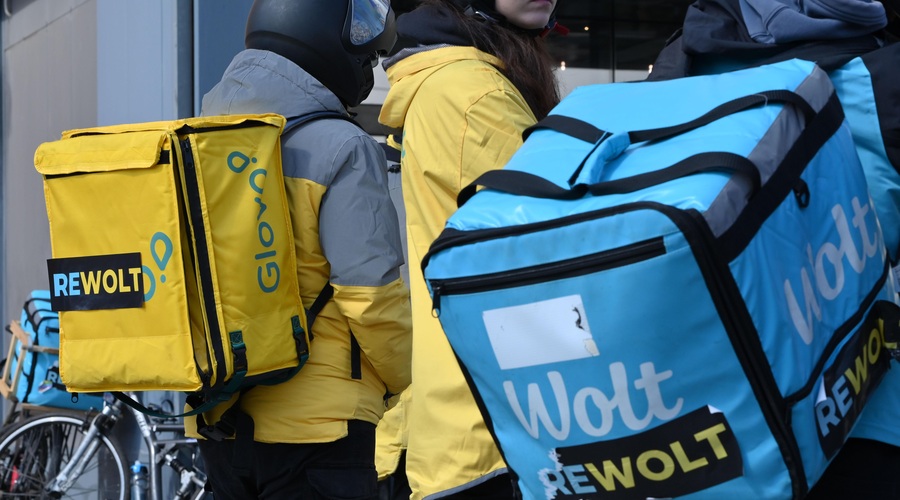 Wolt in Glovo zgolj upoštevala dogovor z ljubljansko občino, a vseeno dobila visoko globo (foto: Žiga Živulovič jr./Bobo)
