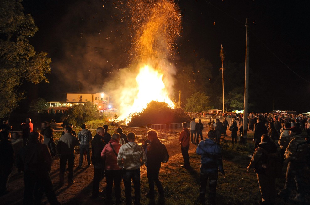 Na predvečer praznika dela bodo po gričih zagoreli kresovi, to so navodila, ki se jih morate držati (foto: Bobo)