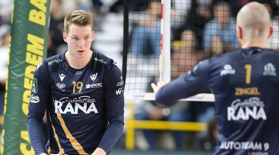 Slovenskemu odbojkarju operirali gleženj: "Bolečina je bila enostavno prehuda." Kaj to pomeni za boj za olimpijski parket? (foto: Profimedia)