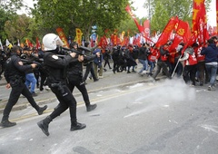 Oblasti razporedile več kot 40.000 policistov: v spopadu s protestniki so uporabili celo ta sredstva