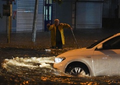 Po obilnem deževju poplave: ceste so se spremenile v reke, tako je odnašalo avtomobile (VIDEO)