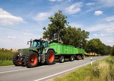 Huda prometna nesreča v občini Oplotnica: pešec nenadoma stopil pred traktor, ta ga je povozil