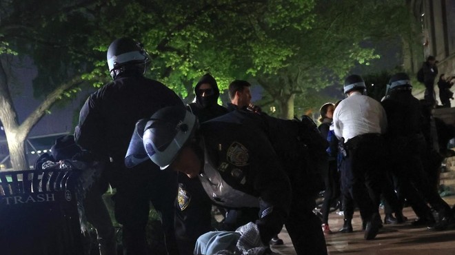 V poslopju univerze potekal protest, policisti so se v notranjost prebili s pomočjo tovornjaka z lestvijo (foto: Profimedia)