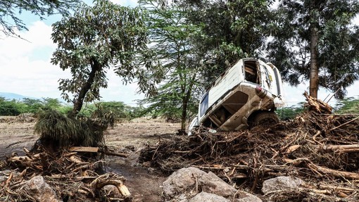 Pretresljivo: poplave v tej državi zahtevale že več kot 180 življenj, tako je potekalo reševanje s helikopterjem (VIDEO)