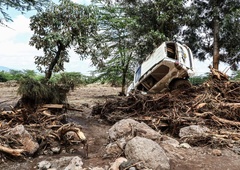 Pretresljivo: poplave v tej državi zahtevale že več kot 180 življenj, tako je potekalo reševanje s helikopterjem (VIDEO)
