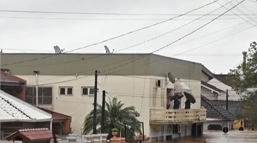 Po poplavah in zrušitvi jezu številni mrtvi (foto: Posnetek zaslona/Youtube BBC)