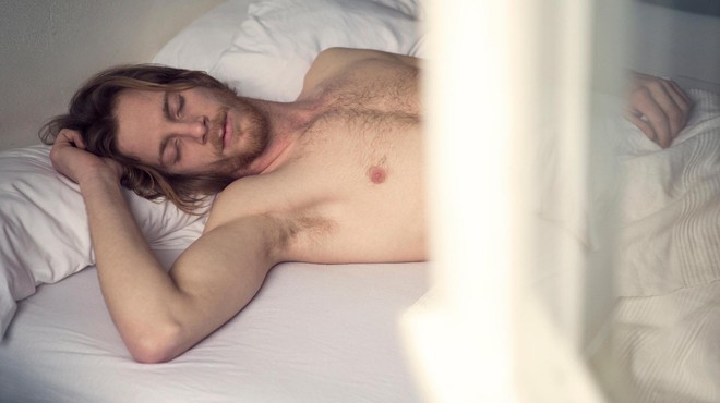 Je spanje ob odprtem oknu res bolj zdravo? (foto: Profimedia)