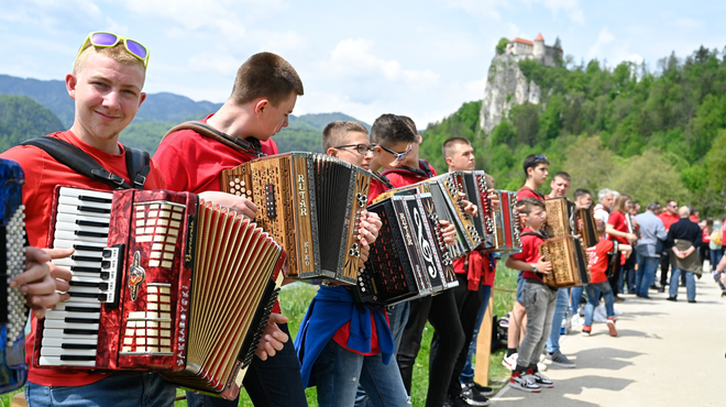 Dan, ko bo zapelo na stotine harmonik: na Bledu se pripravljajo na tradicionalno ... (foto: Nik Bertoncelj/Bobo)