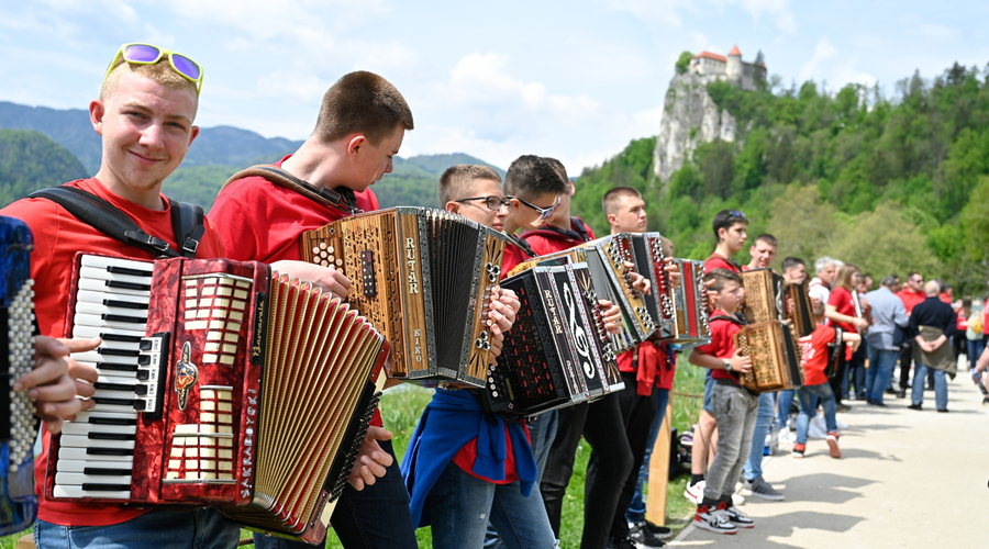 Dan, ko bo zapelo na stotine harmonik: na Bledu se pripravljajo na tradicionalno ... (foto: Nik Bertoncelj/Bobo)