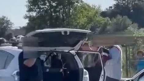 Kaj takega! Medtem ko so reševali ukleščenega voznika, je v koloni odmevala harmonika (VIDEO)
