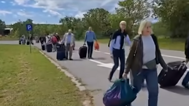 Ogorčenje na Hrvaškem: cene desetkrat višje, turisti so morali pešačiti z vso svojo prtljago ... (foto: Novi list/posnetek zaslona)