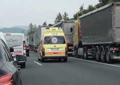 Vozniki, pozor: zaradi prometne nesreče zaprta primorska avtocesta (nastajajo zastoji)