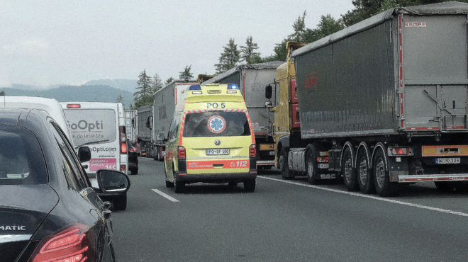 Vozniki, pozor: zaradi prometne nesreče zaprta primorska avtocesta (nastajajo zastoji) (foto: Bobo)