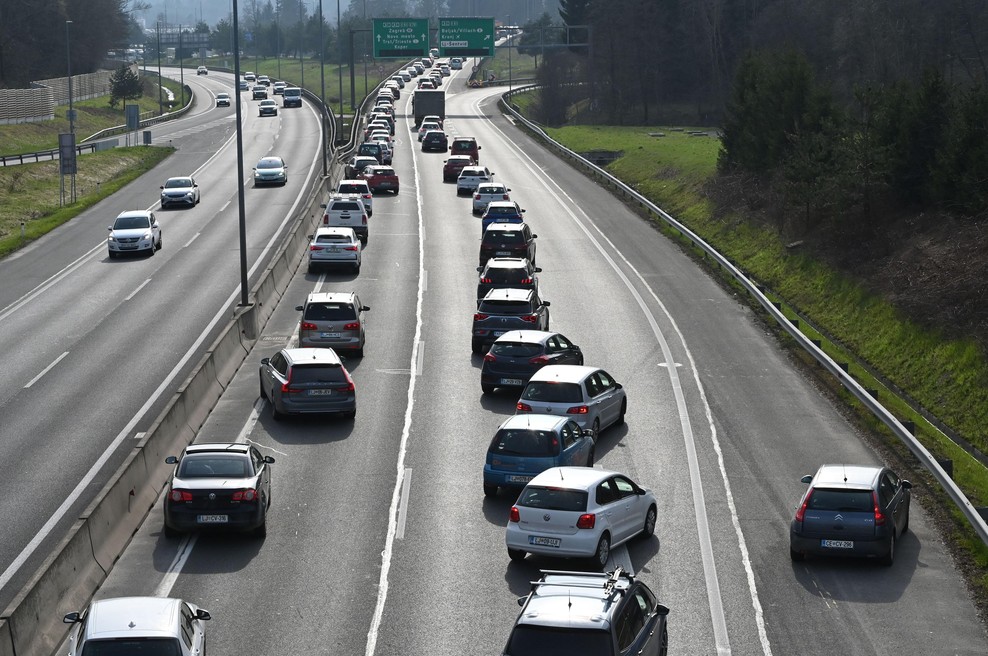 Posebno opozorilo! Na štajerski avtocesti je zagorelo vozilo (foto: Žiga Živulovič jr./Bobo)