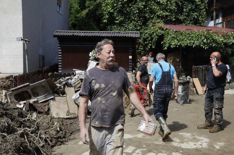 Prizadeti v poplavah niso pozabljeni: pomoč so jim ponovno ponudili prostovoljci (poglejte, kako napreduje obnova) (foto: Črna na Koroškem)