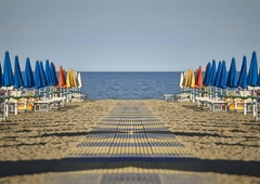 Ne le hrana in hoteli, draži se tudi poležavanje na plaži