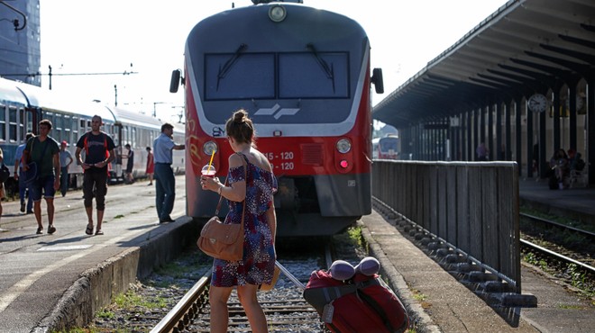 Turistom ne gre v glavo: na spletni strani Slovenskih železnic tik pred sezono ne morejo ... (foto: Srdjan Živulovič/Bobo)
