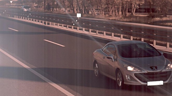 Divja vožnja mlade voznice: na odseku, kjer je hitrost vožnje omejena na 130 kilometrov na uro, je vozila s hitrostjo ... (foto: PU Maribor)