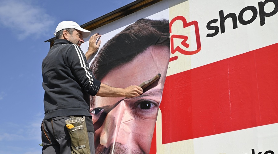 Ko se poljubita Janša in Janković: pozor, tudi vi lahko nekega dne brez privolitve pristanete na veleplakatu (foto: Bobo/Žiga Živulović jr.)