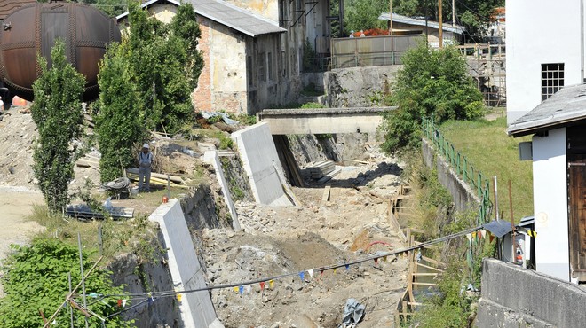 Ali nepremišljene obnove vodotokov po poplavah povzročajo več škode kot koristi? (foto: Žiga Živulović jr./BOBO)