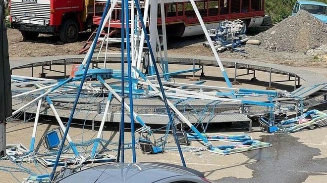 Zrušenje vrtiljaka v zabaviščnem parku: poškodovanih 13 otrok, eno deklico so morali oživljati (foto: Instagram/192_rs)