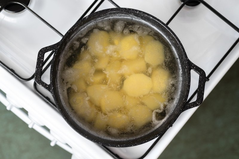 V vodo dodajte olje ali maslo in krompir bo skuhan hitreje.